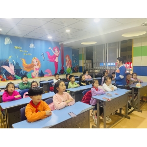 天童教育：面对容易害羞的孩子，应该怎么带